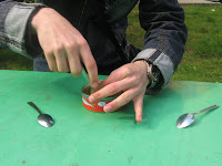 Cum de a deschide un borcan de șprot două lingurițe și adidași