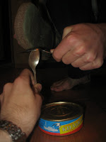 Cum de a deschide un borcan de șprot două lingurițe și adidași