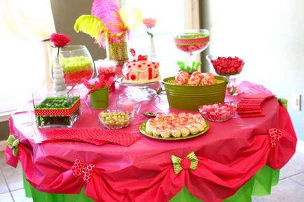 Cum de a decora o masa pentru copil ziua de naștere, decorare de feluri de mâncare și salate