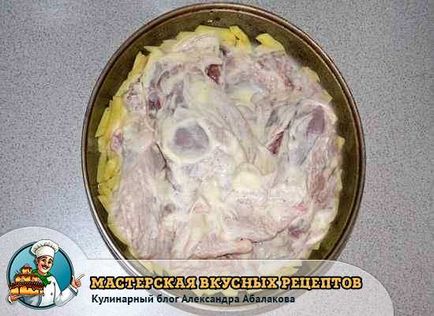 Cartofi cu carne de pui coaptă în cuptor este o reteta simpla, cu o fotografie