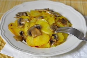 Cartofi cu ciuperci în sos de smântână