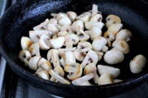 Pui cu ciuperci în sos de smântână cu retete pas cu pas fotografii