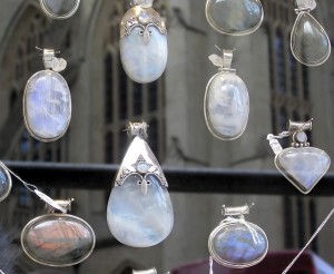 Moonstone (adular), proprietățile sale, interesat de semnul zodiacal, valoarea