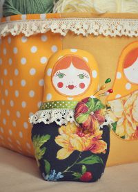 tesatura Matryoshka cu mâinile lor (lor) tesatura Matryoshka cu mâinile