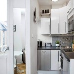 O bucătărie mică, cu o serie de opțiuni de design balcon