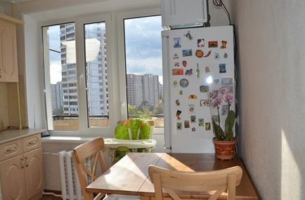 O bucătărie mică, cu o serie de opțiuni de design balcon