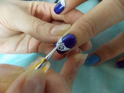 Înconjurați dantelă pe unghii în punerea în aplicare a unui design de artă simplu și eficient