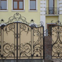 Patina cu mâinile decorau o suprafață metalică (video)