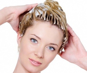 Exfoliantă scalpului la domiciliu pentru reabilitarea și consolidarea părului
