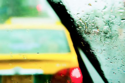 De ce sudoare sticla în mașină în ploaie și în timpul iernii, și ce să facă la fereastra de dezaburire