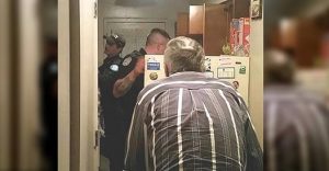 Poliția a deschis frigider bunicul în vârstă de 79 de ani, și imediat a dat seama că trebuie să acționăm acum