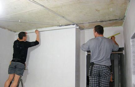 Secvența de reparații într-o cameră cu un plafon întindere etape ale lucrării, în ce stadiu fac și