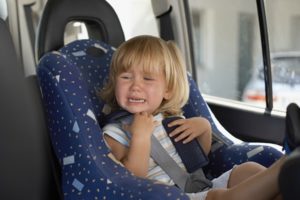 Copil clătinat în mașină ce să facă