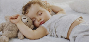 Copilul doarme neliniștite noaptea provoacă anxietate și măsuri de depășire a acestora