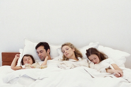 Pat doarme cu părinții - argumente pro și contra, cum să intarca un copil adormit cu părinții