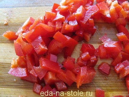 Salata cu varză chinezească, roșii și castraveți, mâncare pe masă