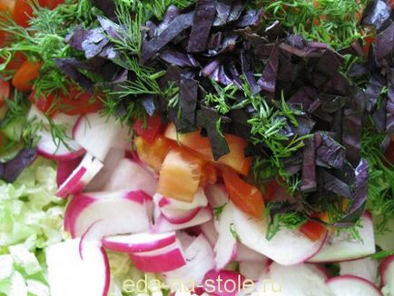 Salata cu varză chinezească, roșii și castraveți, mâncare pe masă