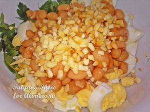 Salata de rosii cu ouă și brânză afumată