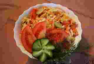 Salata cu varză chinezească și castraveți și roșii