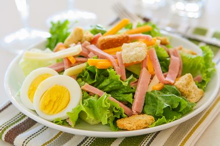 Salata cu șuncă, brânză și castravete