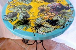 masă de sticlă cu mâinile de masă de tăiere, pictat