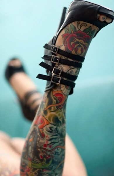Tatuaje pe jos, tatuaj masculin și feminin la picior, fotografii
