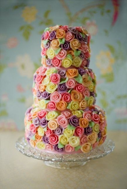 Top 15 idei pentru decorarea unui tort de nunta