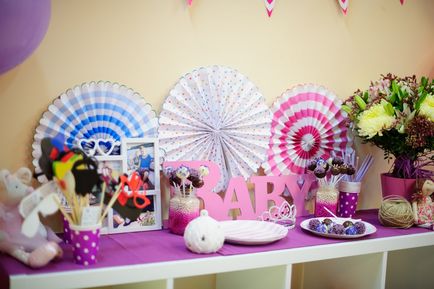 Decorarea masă festivă pentru copii, ideea de servire și decorațiuni în ziua de băiat ziua de nastere sau