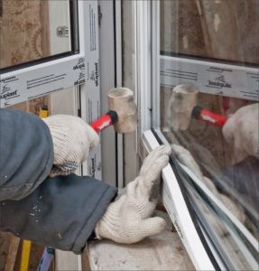 Instalare de ferestre din plastic în instalarea logie-pas