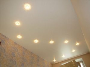 Ajustarea de iluminat în tavan suspendat (instrucțiuni video de circuit)