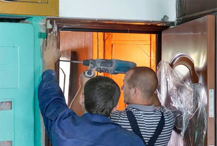 Montare de usi metalice de intrare cu mâinile sale (de intrare) Montare de usi metalice de intrare cu mâinile lor