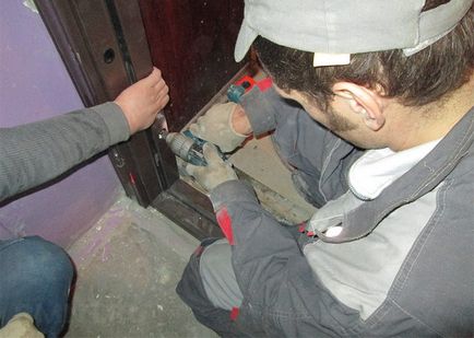 Montare de usi metalice de intrare cu mâinile sale (de intrare) Montare de usi metalice de intrare cu mâinile lor