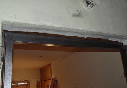 Montare de usi metalice de intrare cu mâinile sale (ipoteci din lemn existente) Montare de usi metalice de intrare cu mâinile lor