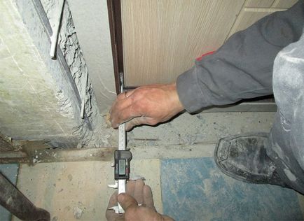 Montare de usi metalice de intrare cu mâinile sale (de intrare) Montare de usi metalice de intrare cu mâinile lor