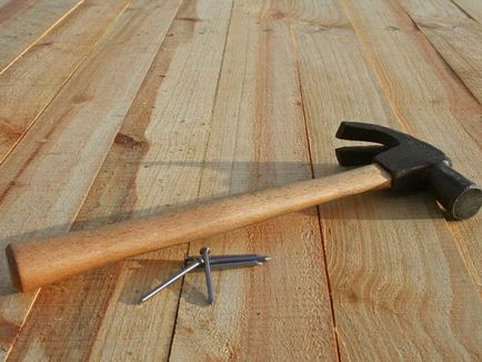 Eliminarea podea scârțâit de lemn pentru a scăpa de el fără a rupe suprafața