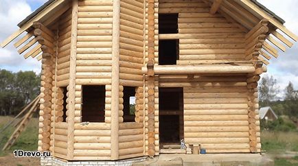 Dispozitiv bovindou într-un plan de casa din lemn, fundație, montaj