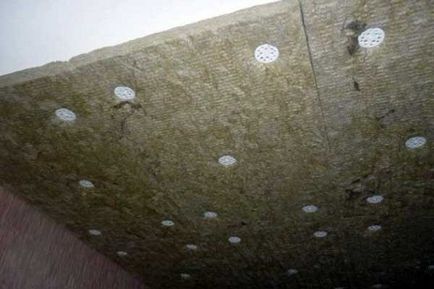 Izolarea termică a plafonului cu mâinile de la mansardă - Walkthrough