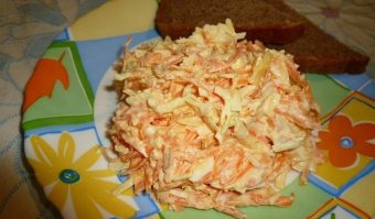 salata delicioasa cu retete branza mezeluri cu bastoane crabi, morcovi, roșii