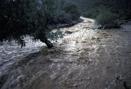 O creștere bruscă a nivelului apei în râu, atunci când se întâmplă