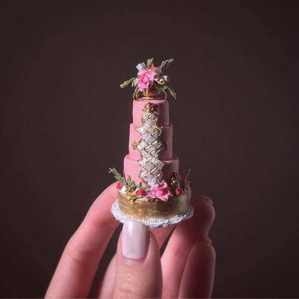 Artistul creează prăjituri mici, care sunt plasate pe palma - un evreu român