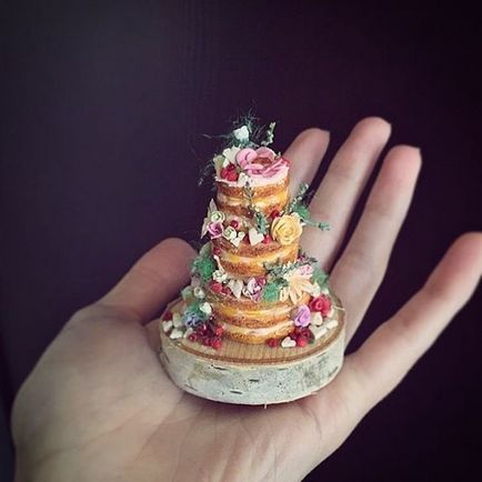 Artistul creează prăjituri mici, care sunt plasate pe palma - un evreu român