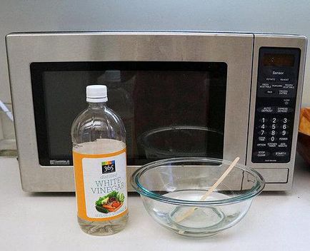 Miros de la cuptorul cu microunde ca curat, fără mijloace dăunătoare