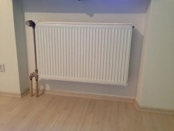 Înlocuirea radiatorului cu mâinile Înlocuirea radiatorului cu mâinile