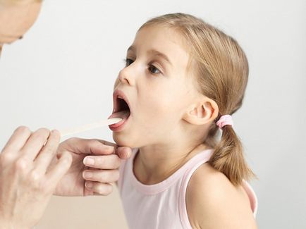 Ce pentru a da un copil dintr-o durere în gât