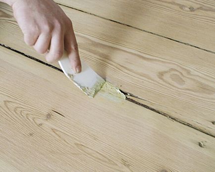 Cum pentru a sigila fisuri în podele din lemn