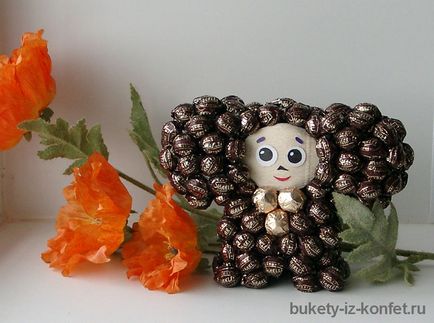 Cheburashka de dulciuri cu mâinile sale modul de a face bomboane din Cheburashka fotografie