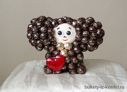 Cheburashka de dulciuri cu mâinile sale modul de a face bomboane din Cheburashka fotografie
