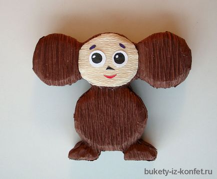 Cheburashka de dulciuri cu mâinile sale modul de a face bomboane din Cheburashka fotografie