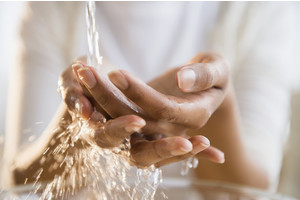 Permanganat de potasiu se spală pe pielea mâinilor - femeie s zi