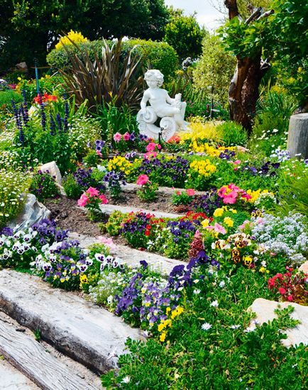 paturi de flori în țară cu propriile mâini, o frumoasă grădină de flori